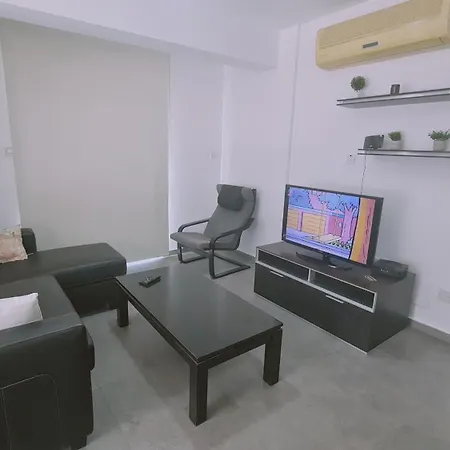 شقة Universal Engomi