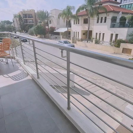 شقة Universal Engomi